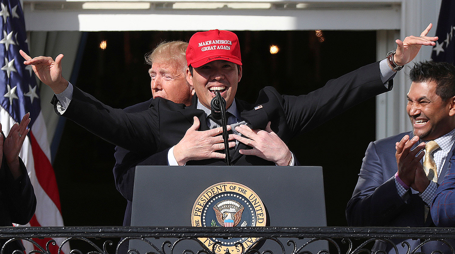 Президент США Дональд Трамп обнимает бейсболиста Курта Сузуки во время мероприятия в честь Washington Nationals &mdash; чемпионов мира 2019 года, 4 ноября 2019 года