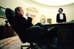 Президент США Джордж Буш — младший и советник президента по национальной безопасности Кондолиза Райс во время совещания в Овальном кабинете Белого дома, 2001 год