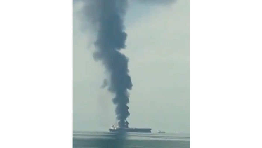 Нефтяной танкер горит у берегов ОАЭ