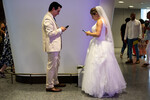 Жених и невеста во время бракосочетания в зале Дэвида Геффена в Линкольн-центре, Нью-Йорк, 8 июля 2023 года