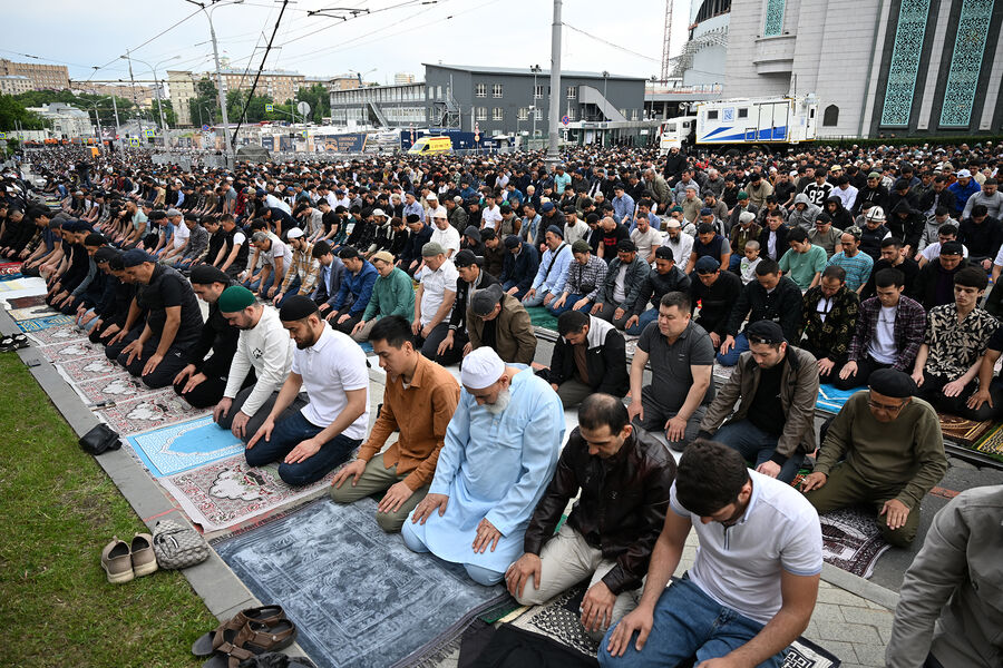 Верующие на&nbsp;празднике Курбан-байрам у&nbsp;Московской соборной мечети, 6&nbsp;июня 2025&nbsp;года