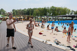 Отдыхающие в бассейне на территории пляжного клуба Dream Beach Club в Москве, 11 июля 2025 года