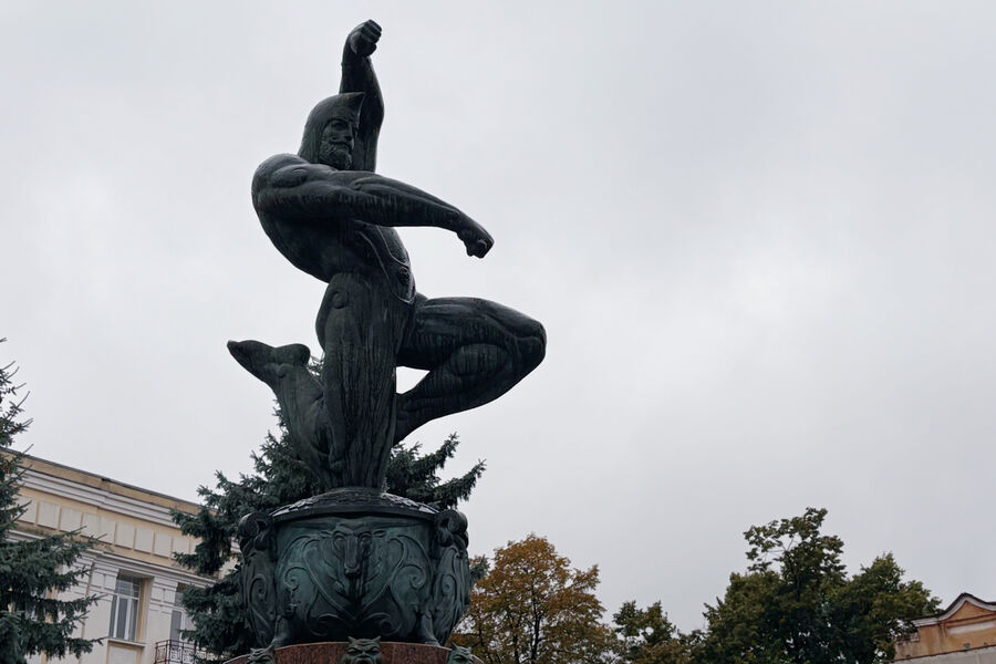 Танцующий Сослан на&nbsp;чаше Уацамонга на&nbsp;площади Ленина