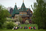 Горожане отдыхают в яблоневом саду в московском музее-заповеднике «Коломенское»