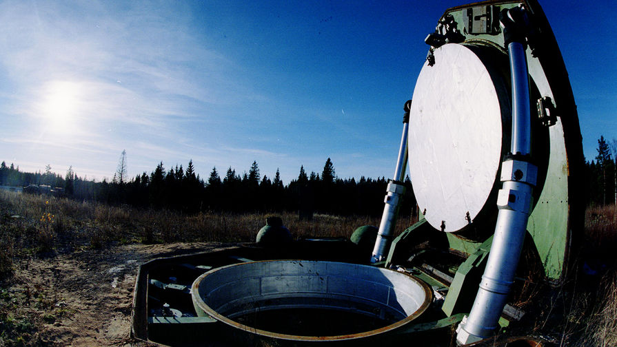 Крышка шахты одной из ракет в положении «пуск», уничтоженной согласно договору ОСВ-2, Новгородская область, 1995 год