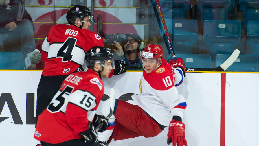 Эпизод матча между молодежной сборной России по хоккею и командой Западной хоккейной лиги (WHL) Канады 