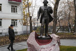 Памятник Ивану Тургеневу около музея писателя на Остоженке в Москве, 10 ноября 2018 года