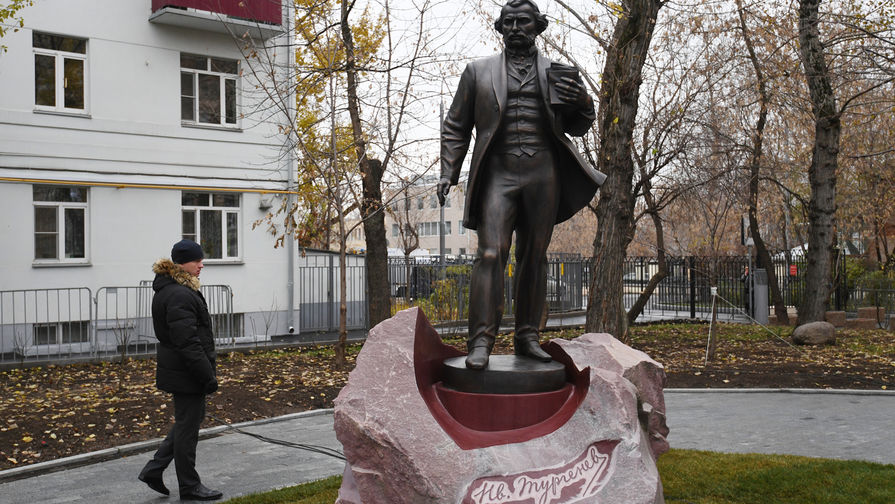 Памятник Ивану Тургеневу около&nbsp;музея писателя на&nbsp;Остоженке в&nbsp;Москве, 10 ноября 2018 года