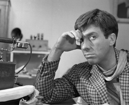 Актер Сергей Юрский в роли Остапа Бендера в сцене из фильма «Золотой теленок» (режиссер Михаил Швейцер), 1967 год