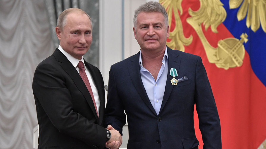 Президент России Владимир Путин и певец Леонид Агутин, награжденный орденом Дружбы, на церемонии награждения в Екатерининском зале Кремля, 27 ноября 2018 года