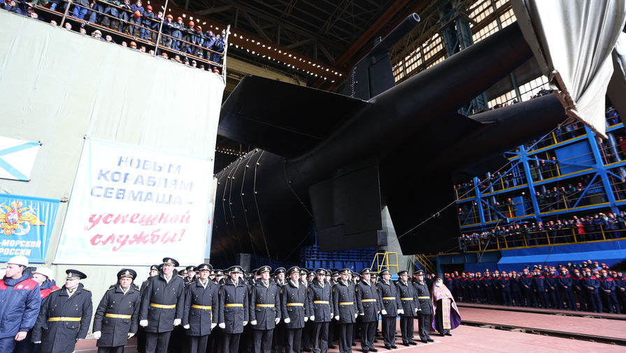 Атомная подводная лодка «Белгород» во время спуска на воду на АО «Производственное объединение «Севмаш» в Северодвинске, 23 апреля 2019 года