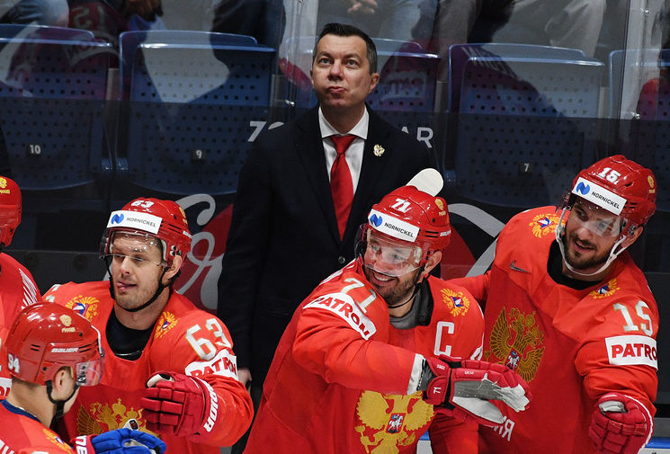 Главный тренер сборной России Илья Воробьев (в центре на втором плане) в матче группового этапа чемпионата мира по хоккею между сборными командами России и Италии, 15 мая 2019 года