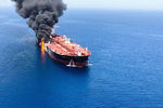 Горящий танкер в Оманском заливе, 13 июня 2019 года. Кадр из видео