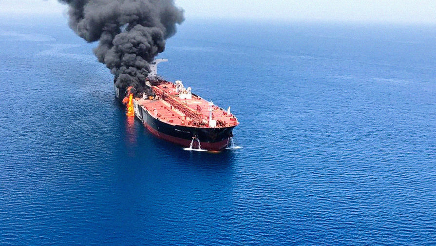 Горящий танкер в&nbsp;Оманском заливе, 13 июня 2019 года. Кадр из&nbsp;видео