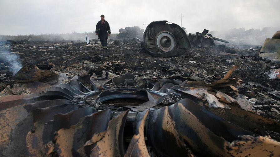 На месте крушения Boeing 777 авиакомпании Malaysia Airlines в Донецкой области Украины, 17 июля 2014 года