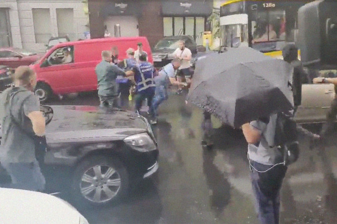 Кадр из видео с нападением на автомобиль экс-президента Украины Петра Порошенко около здания Государственного бюро расследований в Киеве, 25 июля 2019 года