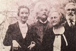Альберт Эйнштейн и Сергей Коненков с женами в саду дома Эйнштейнов в Принстоне, примерно 1935-1936 гг.