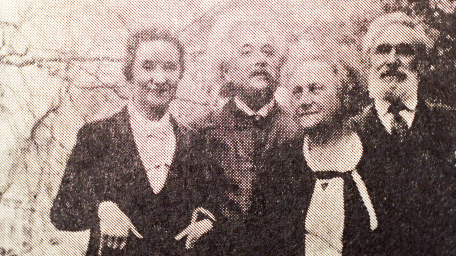 Альберт Эйнштейн и Сергей Коненков с женами в саду дома Эйнштейнов в Принстоне, примерно 1935-1936 гг.