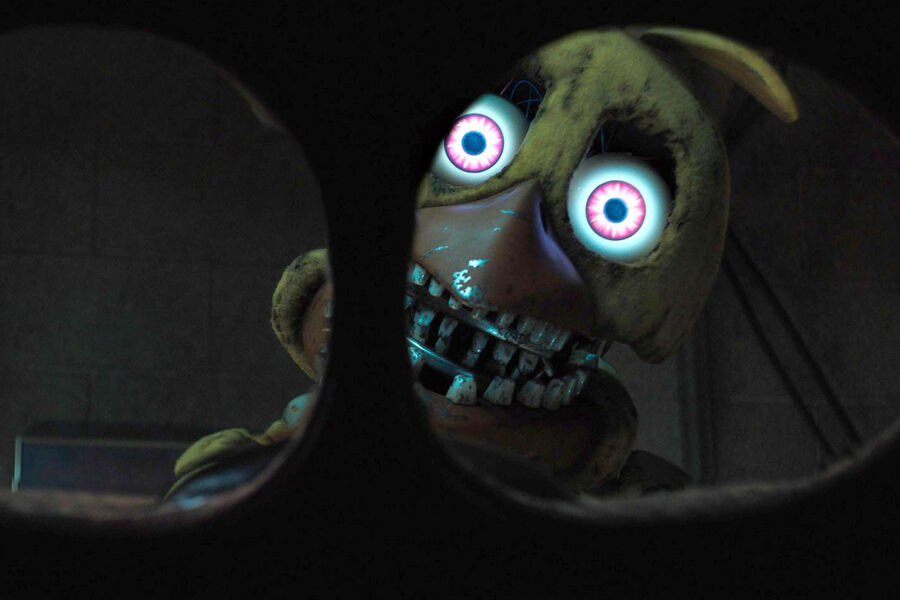 <b>«Пять ночей с&nbsp;Фредди 2» (Five Nights at Freddy's 2), реж. Эмма Тамми</b>
<br><br>
<b>Где и когда смотреть:</b> в&nbsp;мировом прокате &mdash; с&nbsp;5 декабря
<br><br>
Сиквел недурного ужастика по&nbsp;мотивам цикла видеоигр Five Nights at Freddy's про&nbsp;борьбу с&nbsp;одержимыми куклами-аниматрониками из&nbsp;заброшенной детской пиццерии. Действие новой части разворачивается спустя год после событий оригинального фильма: Эбби (Пайпер Рубио), младшая сестра охранника Майка (Джош Хатчерсон), воссоединяется со своими призрачными друзьями, что приводит к&nbsp;раскрытию тайны прошлого зловещей забегаловки. Вместе с&nbsp;Рубио и Хатчерсоном к&nbsp;своим ролям в&nbsp;продолжении вернулись Мэттью Лиллард и Элизабет Лэил, а пополнили актерский состав Скит Ульрих и Маккенна Грейс.