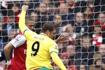 Грант Холт атакует ворота «Арсенала»