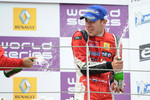 Победитель московской гонки «Формулы «Рено» 3.5» голландец Робин Фрейнс принимает поздравления
