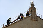 Пожарные Ватикана устанавливают трубу на крыше Сикстинской капеллы. Когда конклав выберет нового папу римского, из этой трубы пойдет белый дым