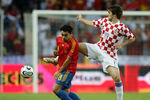 Хави ведет борьбу за мяч с Нико Кранчаром в матче Испания — Хорватия (2006)
