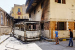 Сожженный автобус во время беспорядков, последовавших за разгоном силовиками лагерей сторонников движения «Братья-мусульмане (организация запрещена в России)» и отстраненного от власти президента-исламиста Мухаммеда Мурси, на одной из улиц в Минье, 2013 год