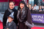 Актриса Нонна Гришаева с супругом Александром Нестеровым и сыном Ильей перед премьерой мюзикла «Призрак оперы», которая прошла на сцене МДМ