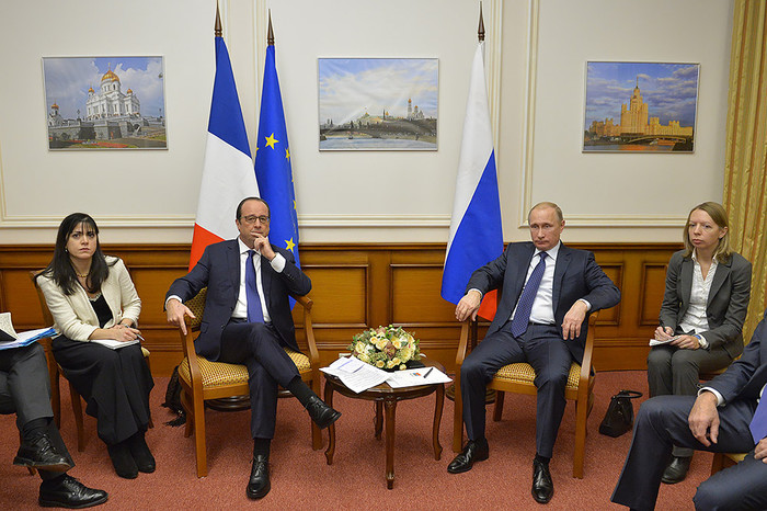 Президент Франции Франсуа Олланд и президент России Владимир Путин во время встречи в&nbsp;аэропорту Внуково