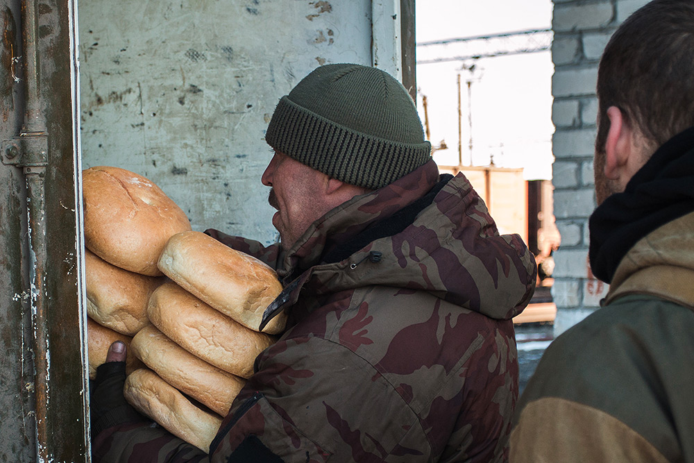 Ополченцы Донецкой народной республики раздают гуманитарную помощь жителям Дебальцево