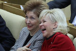 Заместитель председателя комитета ГД по&nbsp;бюджету и налогам Галина Карелова и член комитета ГД по&nbsp;охране здоровья Татьяна Яковлева (слева направо) на&nbsp;пленарном заседании Государственной Думы РФ