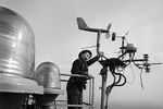 Механик-монтажник проверяет состояние метеорологических приборов, установленных на Останкинской телебашне, 1970 год