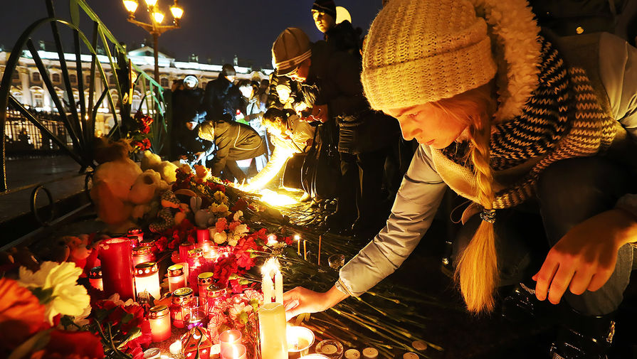 Акция памяти жертв авиакатастрофы Airbus A321 на Дворцовой площади