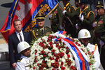 Премьер-министр РФ Дмитрий Медведев (слева) во время церемонии возложения венка к монументу Независимости и памятнику бывшему королю Камбоджи Нородому Сиануку