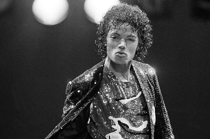Victory Tour был одним из самых крупных в карьере группы The Jacksons. Он стартовал в начале июля 1984 года на стадионе Arrowhead в Канзас-сити (где и сделано фото), завершился в декабре того же года в Лос-Анджелесе и стал последним турне Майкла Джексона в составе семейной группы