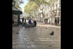 Скриншот из видео, снятого вскоре после наезда фургона на пешеходов в центре Барселоны, 17 августа 2017 года