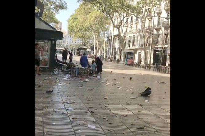 Скриншот из видео, снятого вскоре после наезда фургона на пешеходов в центре Барселоны, 17 августа 2017 года