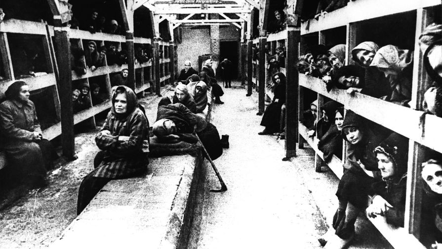 Первые советские заключенные появились в&nbsp;лагере уже в&nbsp;октябре 1941 года