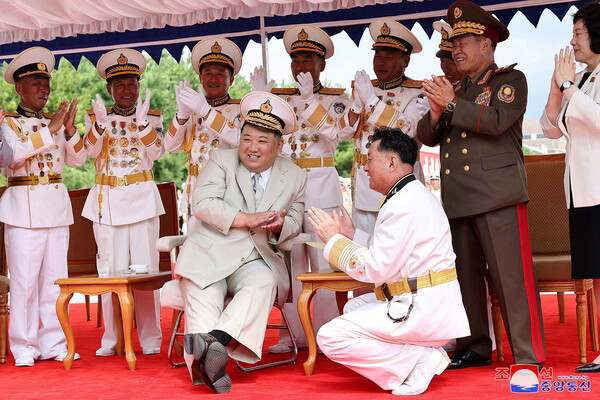Лидер КНДР Ким Чен Ын на&nbsp;церемонии спуска на&nbsp;воду новой тактической атомной подводной лодки в&nbsp;Северной Корее, 8&nbsp;сентября 2023&nbsp;года