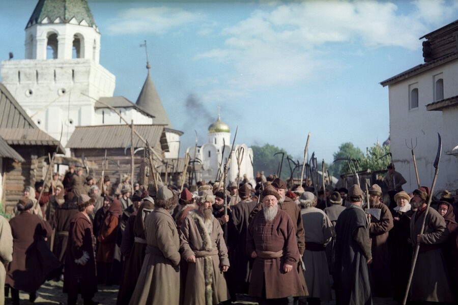 <b>«Борис Годунов» (1986, актер, сценарист и режиссер)</b>
<br><br>
Экранизация трагедии Александра Сергеевича Пушкина; канун Смутного времени, борьба за&nbsp;власть, падение колокола собора в&nbsp;финале: многие сочли фильм предвестником приближающихся событий. Хотя, возможно, это и было совпадением.
