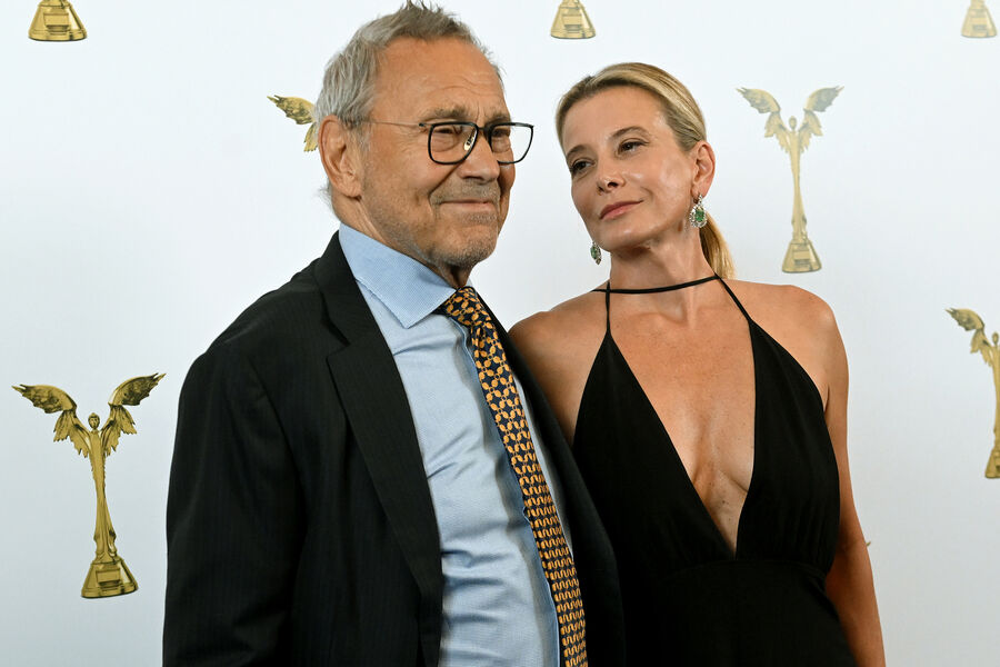 <b>Андрей Кончаловский и Юлия Высоцкая (разница в возрасте 36 лет)</b>
<br><br>
Кончаловский и Высоцкая в браке 27 лет и до сих пор остаются режиссером и его музой: с 2002 года Юлия снялась в семи фильмах своего супруга. Они познакомились в 1996-м на фестивале в Сочи. Начинающей актрисе было тогда 22 года, а знаменитому режиссеру, женатому четвертым браком, — 58. Очарованный Высоцкой Кончаловский предложил ей вместе отправиться в Стамбул, она согласилась. Вскоре режиссер развелся с диктором телевидения Ириной Мартыновой и заключил свой пятый брак.
У Высоцкой и Кончаловского родились двое детей, дочь Мария и сын Петр.
<br>
В 2013-м в семье произошла трагедия – ДТП, в результате которого Маша впала в кому. Супруги никогда не говорят публично о ее состоянии и просят не спрашивать о ней в интервью. Они вообще редко обсуждают личную жизнь. Лишь в 2023-м Высоцкая призналась: «Андрей Сергеевич больше отец мне, чем своим детям. Я нашла в нем и авторитет, и безупречность. А главное — опору и безусловное принятие того, какая я есть. Как он относится ко мне».