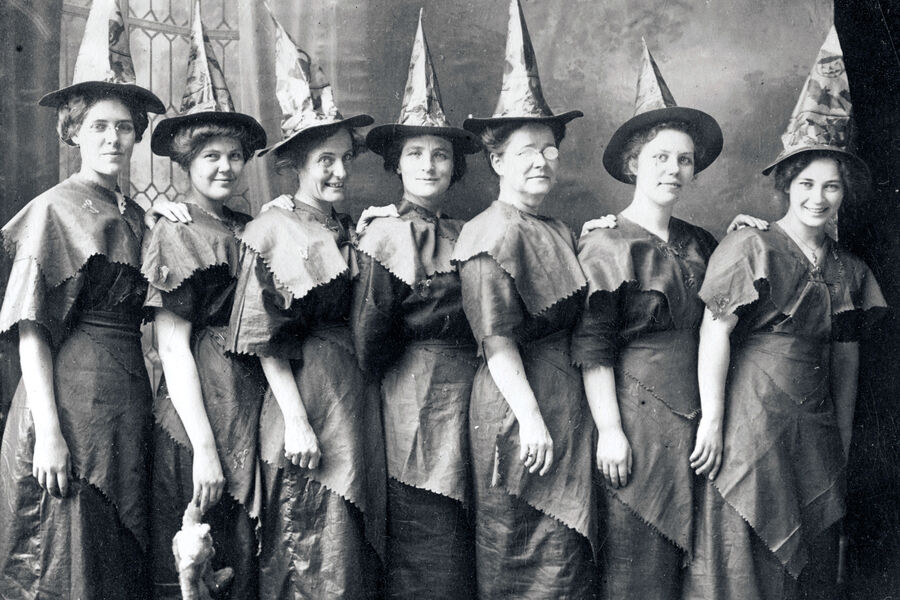 «Ковен ведьм» на вечеринке в честь Хээлоуина, США, 1910-е годы