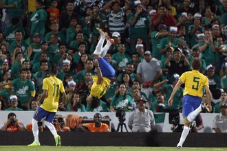 Сборная Бразилии вырвала победу, играя вдесятером