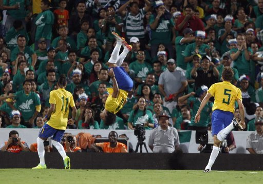 Сборная Бразилии вырвала победу, играя вдесятером
