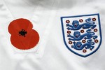 Памятный цветок, посвященный погибшим англичанам в годы Первой и Второй мировых войн, который ФИФА после дискуссий разрешила прикрепить к футболкам английских игроков на матч с Испанией