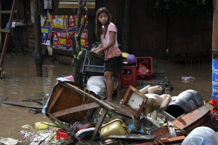Мощное наводнение на&nbsp;Филиппинах вызвал тропический шторм «Ваши», обрушившийся на&nbsp;острова вечером в&nbsp;пятницу. Он принес сильные ливни, за&nbsp;которыми последовали паводки, сообщает агентство AP. Особенно сильно пострадали два прибрежных города Кагаян-де-Оро и Илиган острова Минданао.