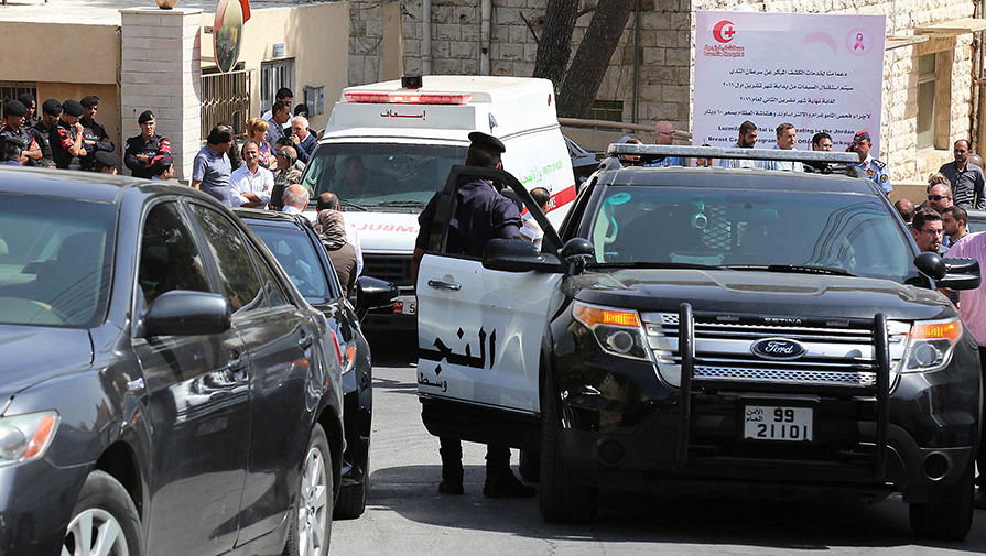 «Скорая» c телом застреленного иорданского писателя Нахида Хаттара у ворот госпиталя в Аммане