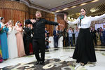 Глава Чечни Рамзан Кадыров во время танца с одной из выпускниц на торжественном ужине в честь лучших выпускников школ и вузов республики, 2013 год