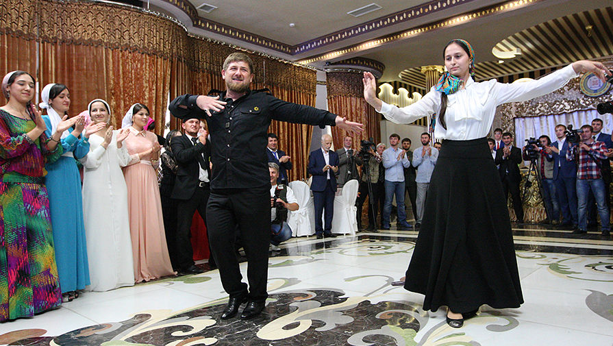 Глава Чечни Рамзан Кадыров во время танца с одной из выпускниц на торжественном ужине в честь лучших выпускников школ и вузов республики, 2013 год